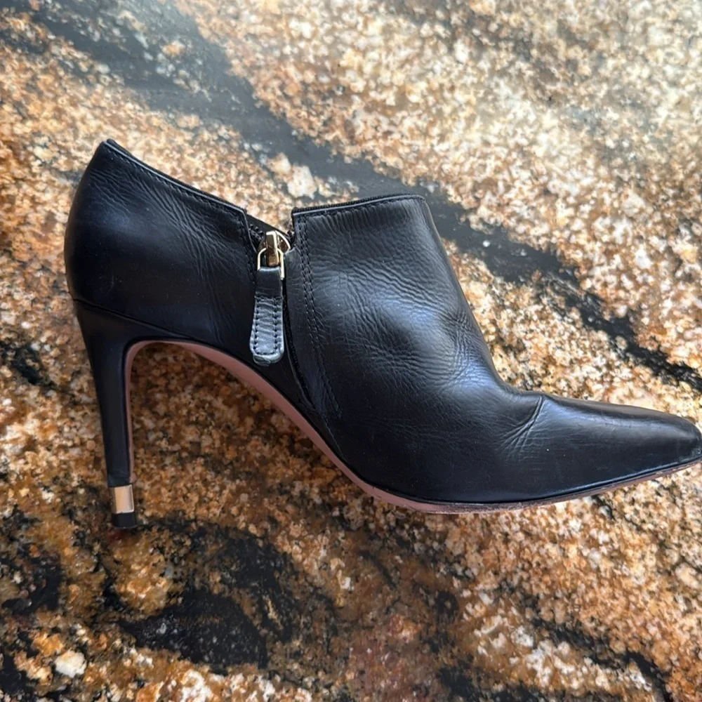 Tory Burch Chic Black Leather Ankle Boots w zippers‎